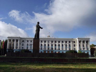 Памятник Ленину на центральной площади