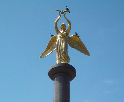 Фигура ангела на стеле «Добрый ангел мира»