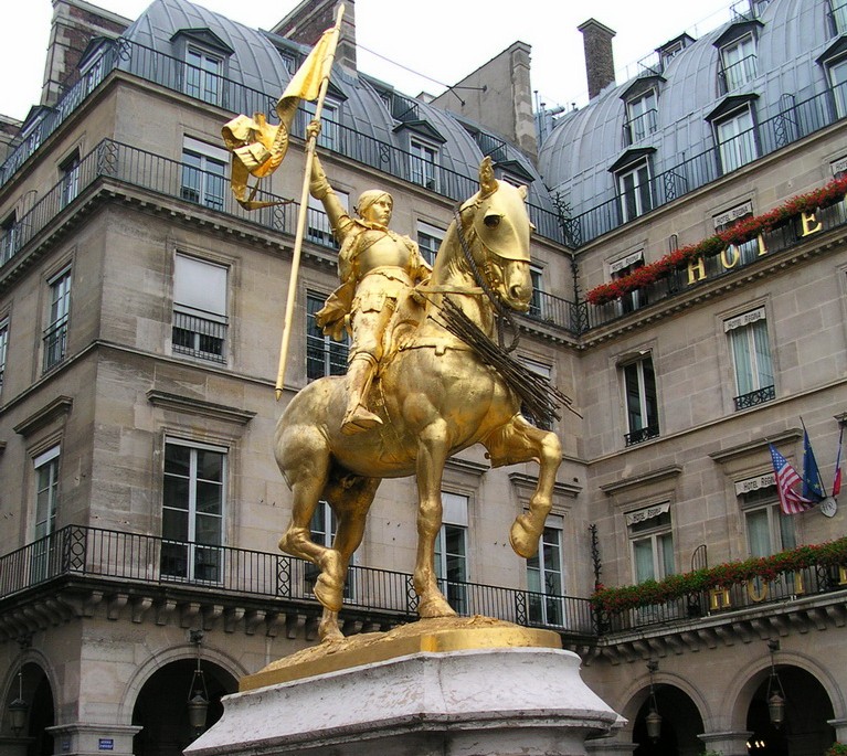 Памятник Жанне Д'Арк в Париже