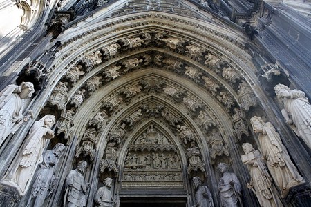 Скульптуры 12 апостолов в оформлении Кёльнского собора
