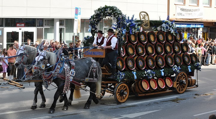 На пивном шествии старается выделиться каждая пивоварня Баварии