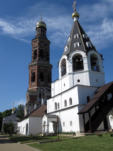 Малая и большая колокольни Иоанно-Богословского монастыря