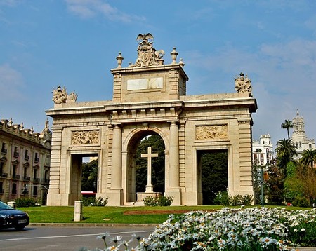 Триумфальная арка на площади Порта де ла Мар