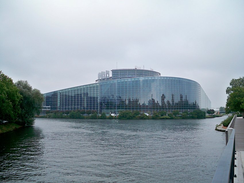Фото достопримечательностей Страсбурга: Изогнутый фасад Европарламента повторяет изгиб берега реки Иль
