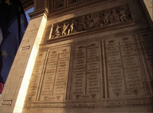 Имена погибших солдат на триумфальной арке (Париж)