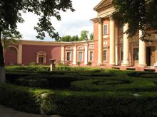Клумба перед главным входом в Одесский художественный музей (Одесса и область)