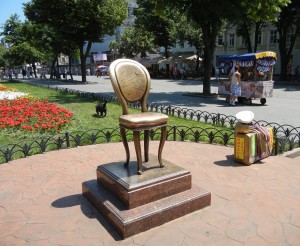 Памятник 12-му стулу в Одесском горсаду. При реставрации к 1 апреля 2011 года стул укрепили и добавили чемодан Остапа Бендера (Одесса и область)