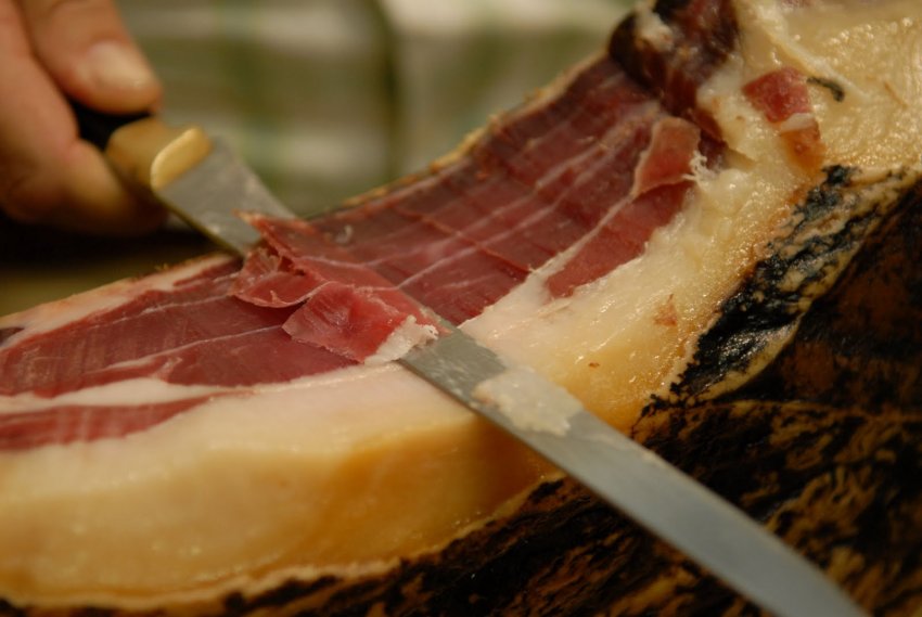 Фото достопримечательностей Испании: Готовую ветчину режут очень тонкими слоями специальным ножом