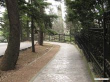 Идём вдоль ограды сада (Крым)