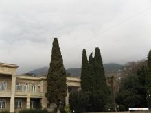Недалеко от входа - административное здание, и вид на горы (Крым)