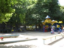 В парке Горького есть детские площадки, кафе и аттракционы. (Одесса и область)