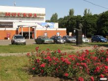 Со стороны ул. Варненской в парке Горького расположен кинотеатр Москва и памятник Максиму Горькому (Одесса и область)