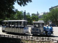 Вот такие электромобили-паровозики развозят отдыхающих по парку Шевченко (Одесса и область)