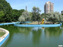 В озере дендропарка Победа сделали островок с детской площадкой (Одесса и область)