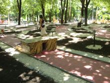 Площадка с мини-гольфом сделана по всем правилам и смотрится очень симпатично (Одесса и область)