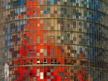 Torre Agbar. Фасад здания состоит из тысяч разноцветных окон, представляющие собой сложные цветовые сочетания, как в мозаике.  (Барселона)
