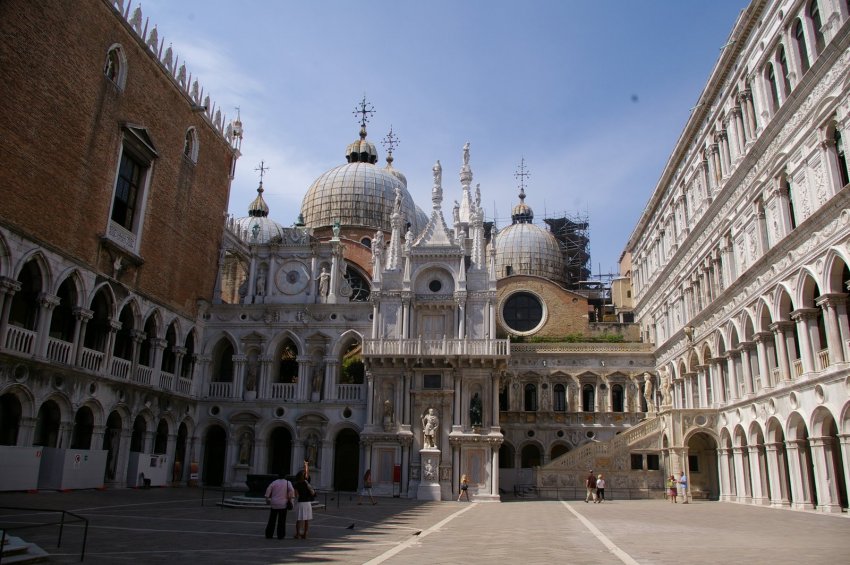 Фото достопримечательностей Венеции: Внутренний двор дворца Дожей