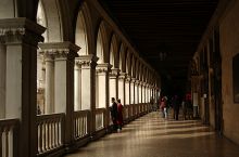 Галерея-балкон по периметру дворца (Венеция)
