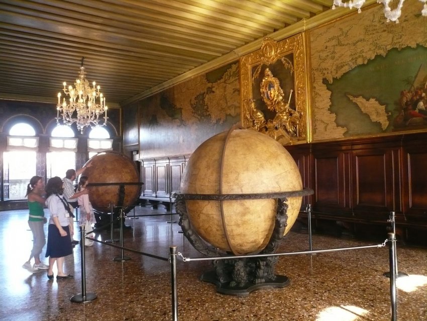 Фото достопримечательностей Венеции: Зал с глобусами и картой на стене во дворце Дожей