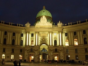 Центральный вход в Ховбург в ночной подсветке (Вена)