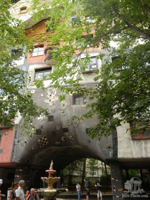 Дом Хундертвассера. Фонтанчик перед аркой и неизменные туристы (Вена)