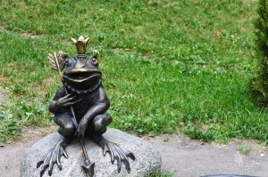 Статуя царевны-лягушки у пруда в Парке Культуры и Отдыха "Юность" в Калининграде (Европейская часть России)