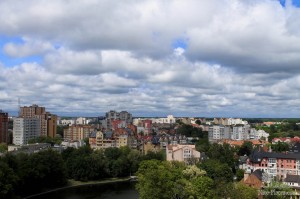 Вид с высоты 50 метров на город Калининград сквозь смотровое окно аттракциона "Колесо обозрения" (Европейская часть России)