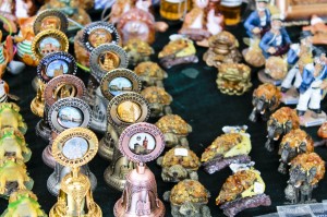 Продажа янтаря и сувениров на улице около форта, в котором размещен местный Музей Янтаря. То есть - у башни "Дона". Dohna tower.  (Европейская часть России)