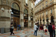 Первый магазин всемирно известной марки Prada (Милан)