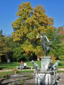 Сад Дианы-охотницы и статуя ей посвященная (Франция)
