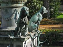 Статуя Дианы. Про охотничьих собак тоже не забыли (Франция)