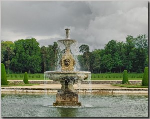 Фонтан Прекрасной воды (le Fontaine Belle Eau) давший название всей резиденции Fontainebleau. Автор фото Alla Koloszova (Франция)
