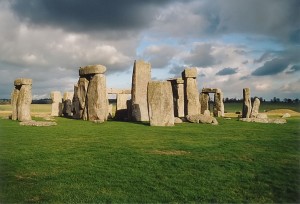 Каждый из каменных фрагментов Стоунхенджа указывает на точку горизонта, откуда в любое определенное время года восходит и заходит Солнце и Луна (Великобритания (Англия))