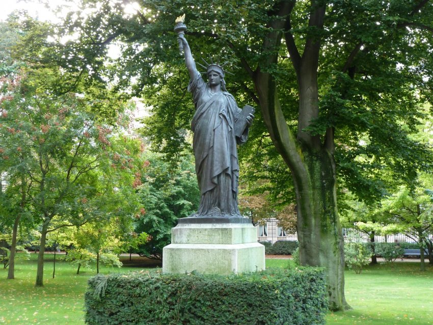 Фото достопримечательностей Парижа: Статуя Свободы. Люксембургский сад. Париж 