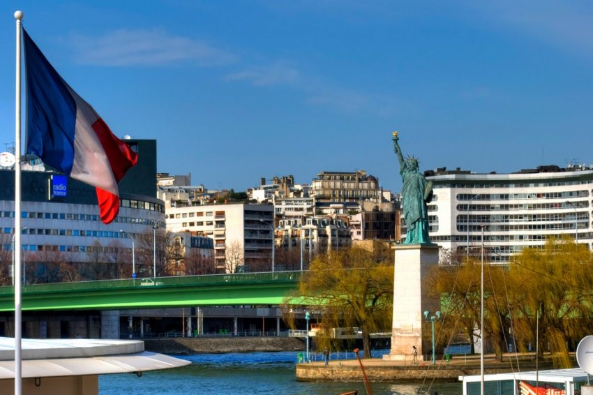 Фото достопримечательностей Парижа: Статуя Свободы. Сена. Париж