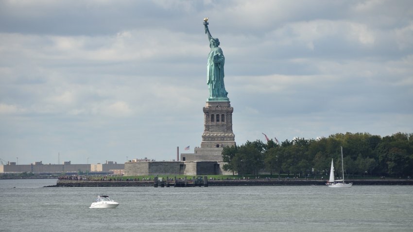 Фото достопримечательностей Парижа: Посмотреть на огромную статую Свободы на островке Либерти-Айленд в Нью-Йорке приезжает около 4 млн. туристов в год