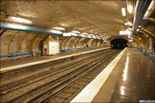 Станция Abesses, одна из ближайших к Монмартру, открыта в 1912 году. Здесь снимались все подземные сцены фильма Амели.
 (Париж)