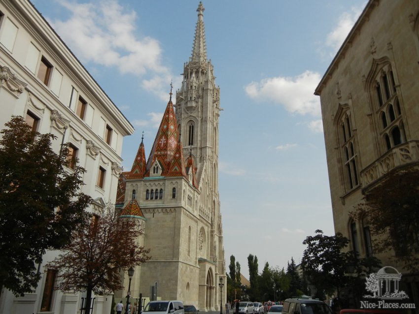 Фото достопримечательностей Будапешта: Вид на церковь Матяша из улочки Старой Буды