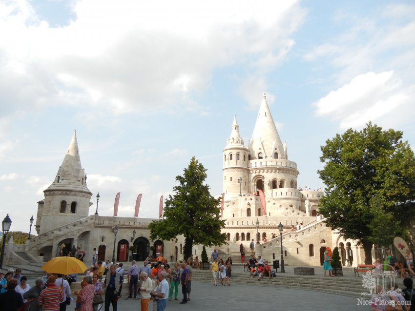 Фото достопримечательностей Будапешта: Архитектурный комплекс Рыбацкий бастион, построенный в честь тысячелетия Венгрии