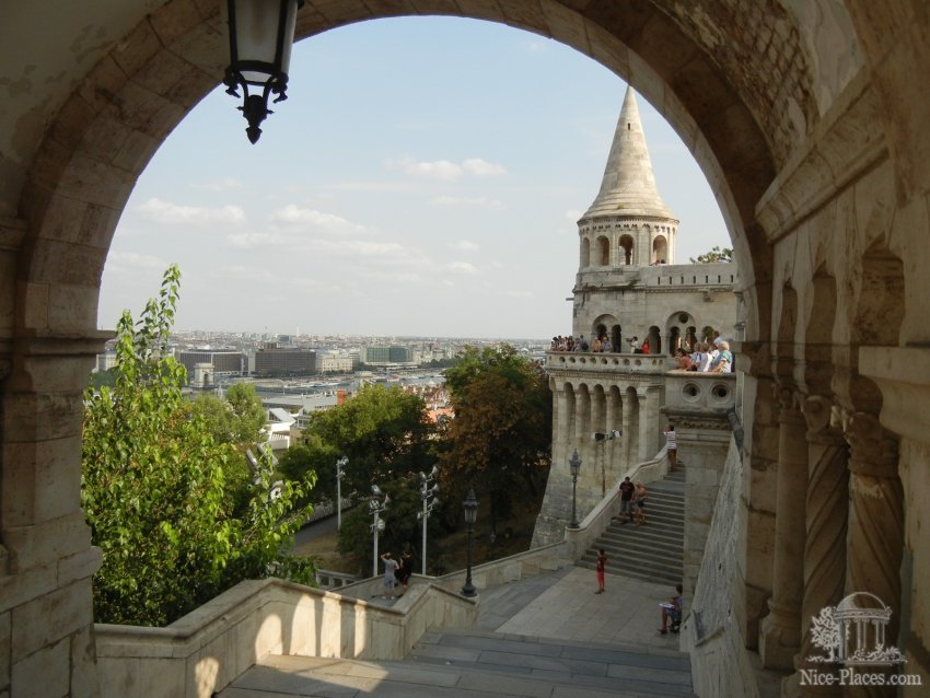 Фото достопримечательностей Будапешта: Рыбацкий бастион. Вид из арки 