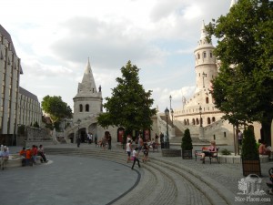 Площадь перед Рыбацким бастионом (Будапешт)