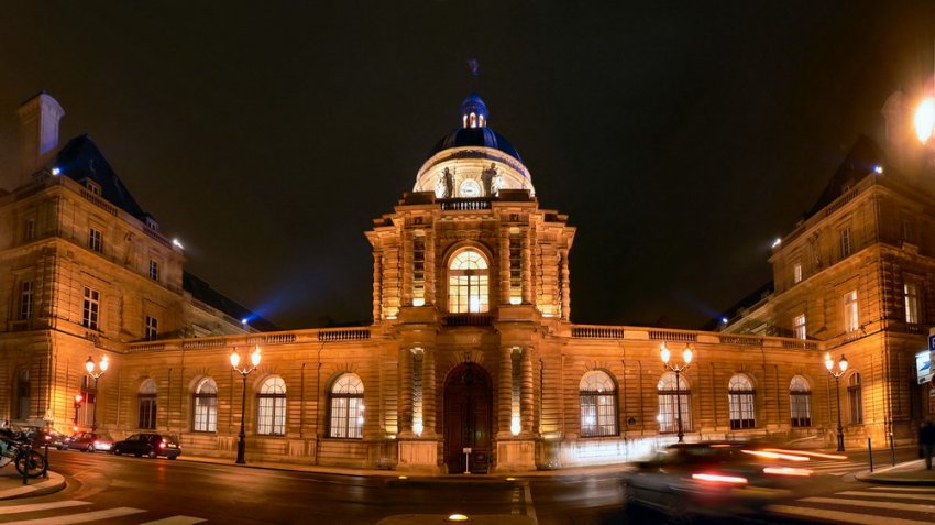 Фото достопримечательностей Парижа: Люксембургский дворец в ночном освещении