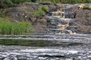 Водный каскад в камнях в окрестностях Рускеала (Карелия)