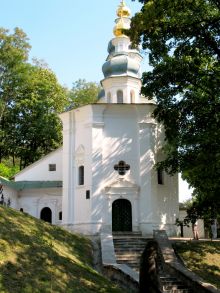 Вход в Антониевые пещеры и церковь Феодосия. (Чернигов и область)