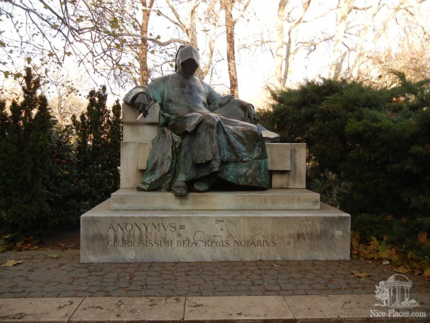 Фото достопримечательностей Будапешта: Монах Анонимус — первый "писатель"-венгр