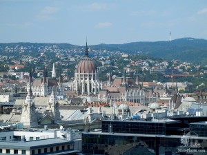 Вид на Венгерский парламент со смотровой площадки Базилики Святого Иштвана (Будапешт)