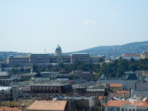 Вид на Будайскую крепость со смотровой площадки Базилики Святого Иштвана (Будапешт)