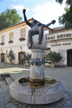 Фонтан-скульптура возле музея вина (Венгрия)