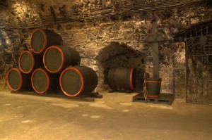 В этих бочках несколько веков выдерживается токайское - лучшее вино Венгрии (Венгрия)