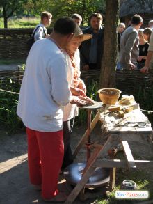 Хотите научиться гончарному мастерству - Вам сюда. А если и не научитесь, то уж самодельную вазочку - точно на память заберете. (Киев и область)